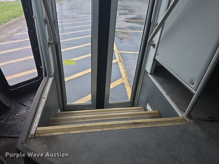 image for item DM1720 2009 Ford  E450 Super Duty  shuttle bus