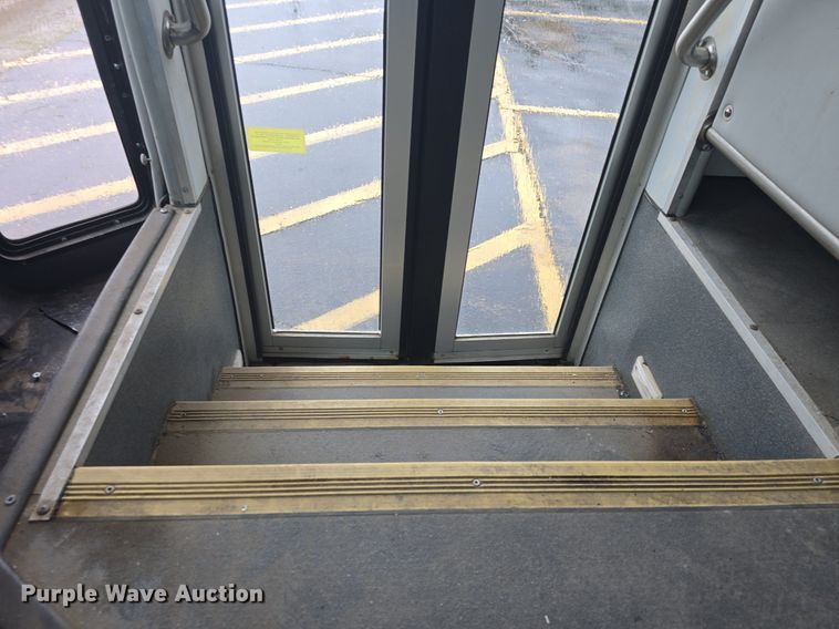 image for item DM1720 2009 Ford  E450 Super Duty  shuttle bus