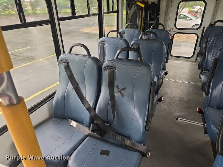 image for item DM1720 2009 Ford  E450 Super Duty  shuttle bus