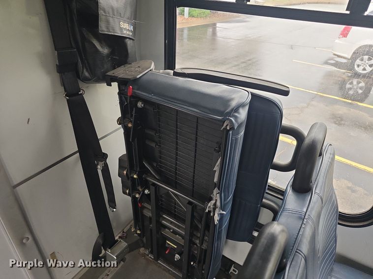 image for item DM1720 2009 Ford  E450 Super Duty  shuttle bus