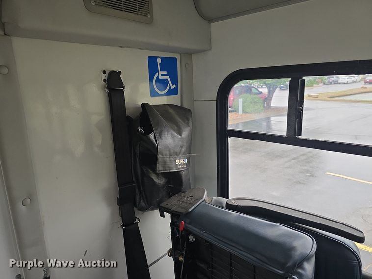 image for item DM1720 2009 Ford  E450 Super Duty  shuttle bus