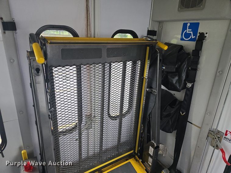 image for item DM1720 2009 Ford  E450 Super Duty  shuttle bus