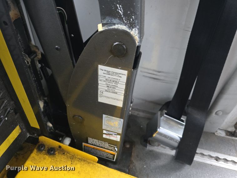 image for item DM1720 2009 Ford  E450 Super Duty  shuttle bus