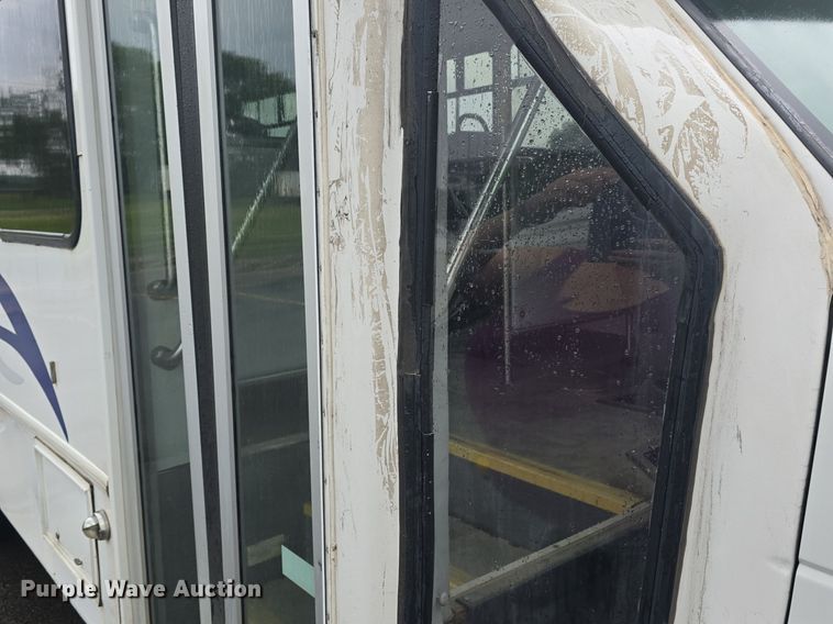 image for item DM1720 2009 Ford  E450 Super Duty  shuttle bus