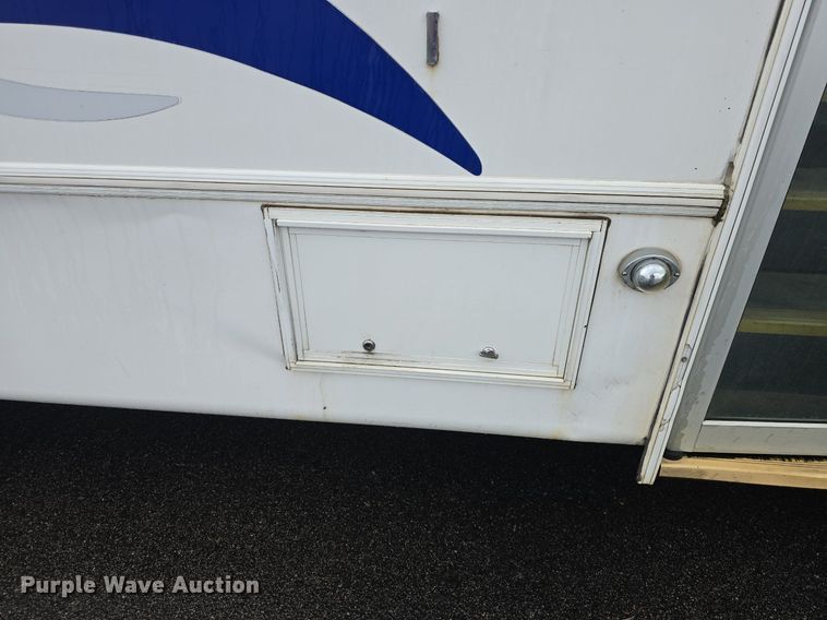 image for item DM1720 2009 Ford  E450 Super Duty  shuttle bus