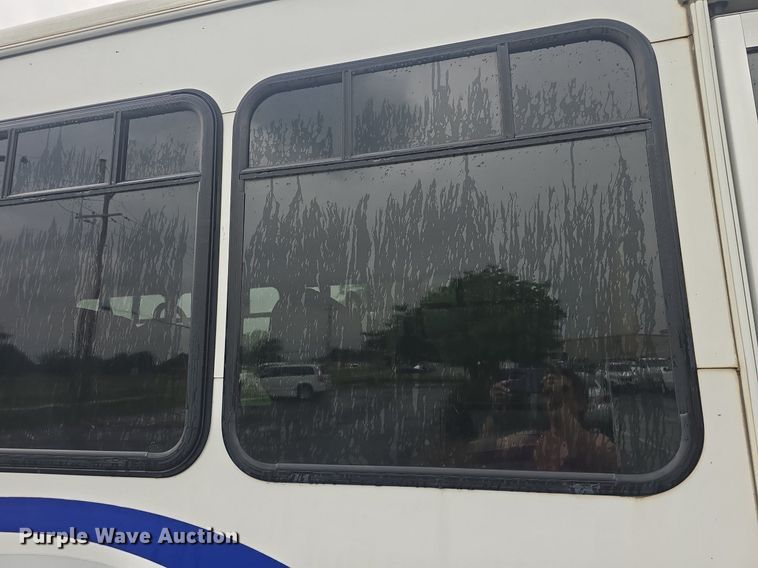 image for item DM1720 2009 Ford  E450 Super Duty  shuttle bus