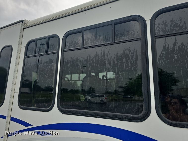 image for item DM1720 2009 Ford  E450 Super Duty  shuttle bus