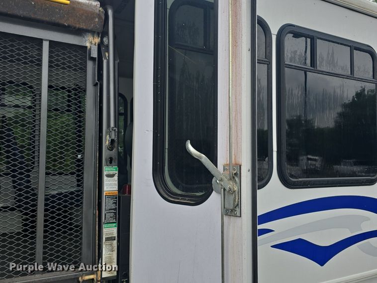 image for item DM1720 2009 Ford  E450 Super Duty  shuttle bus