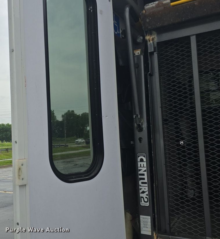 image for item DM1720 2009 Ford  E450 Super Duty  shuttle bus