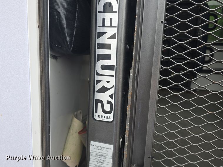 image for item DM1720 2009 Ford  E450 Super Duty  shuttle bus