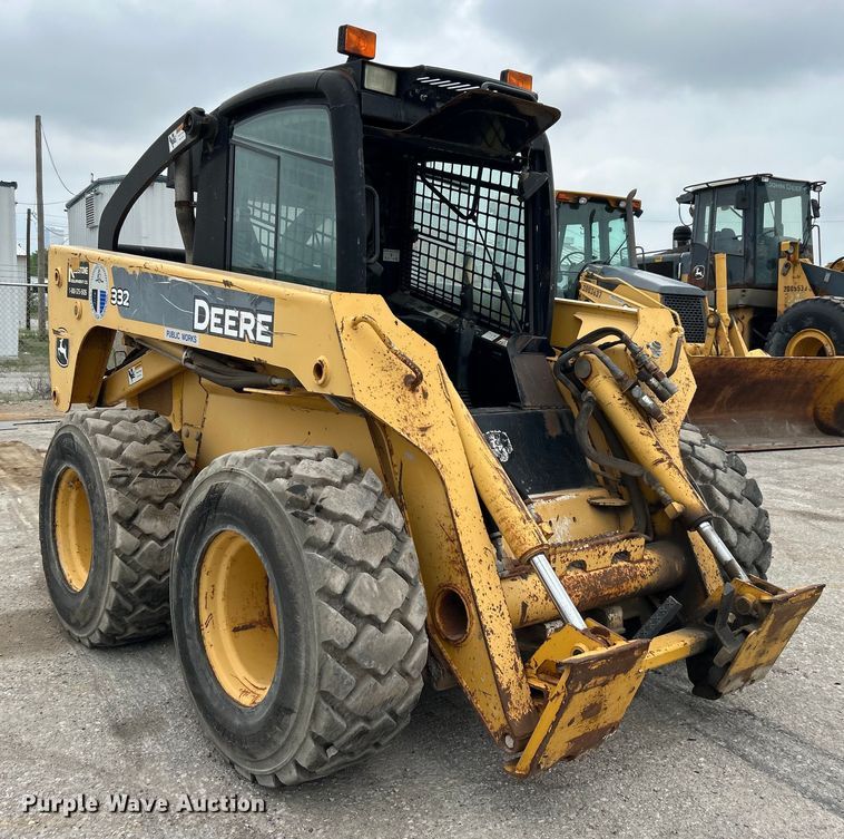 image for item DO1102 2006 John Deere 332 skid steer loader