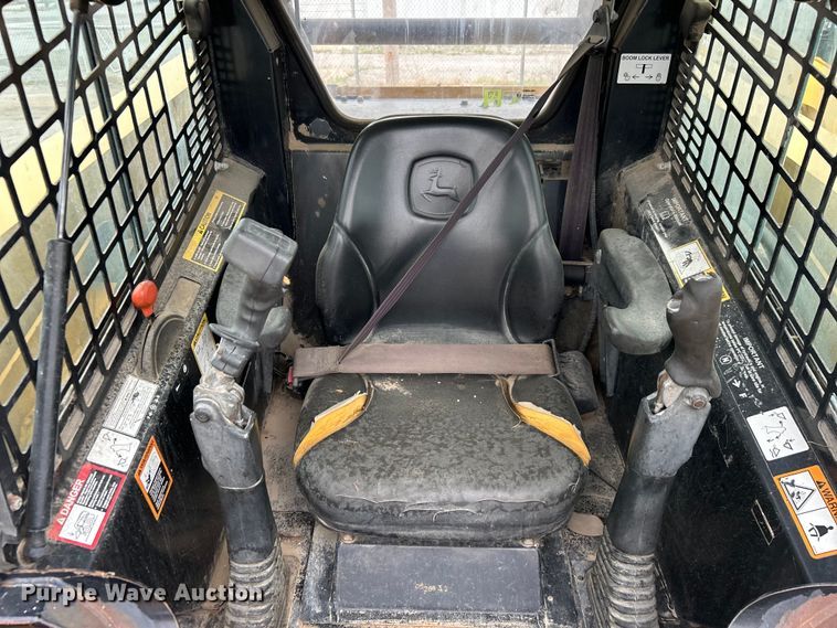 image for item DO1102 2006 John Deere 332 skid steer loader