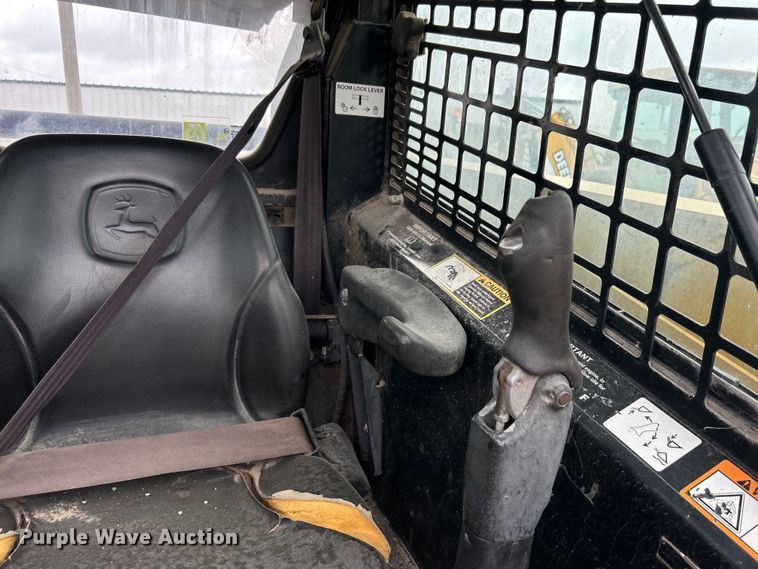 image for item DO1102 2006 John Deere 332 skid steer loader