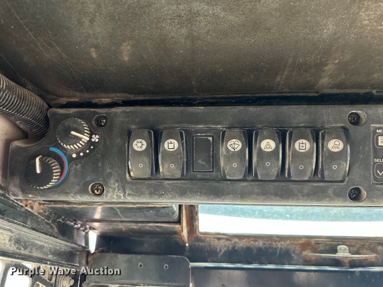 image for item DO1102 2006 John Deere 332 skid steer loader