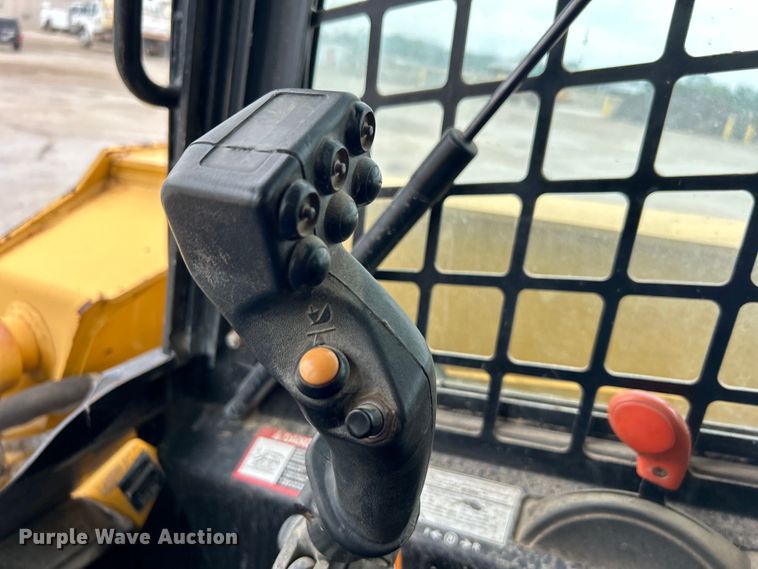 image for item DO1102 2006 John Deere 332 skid steer loader