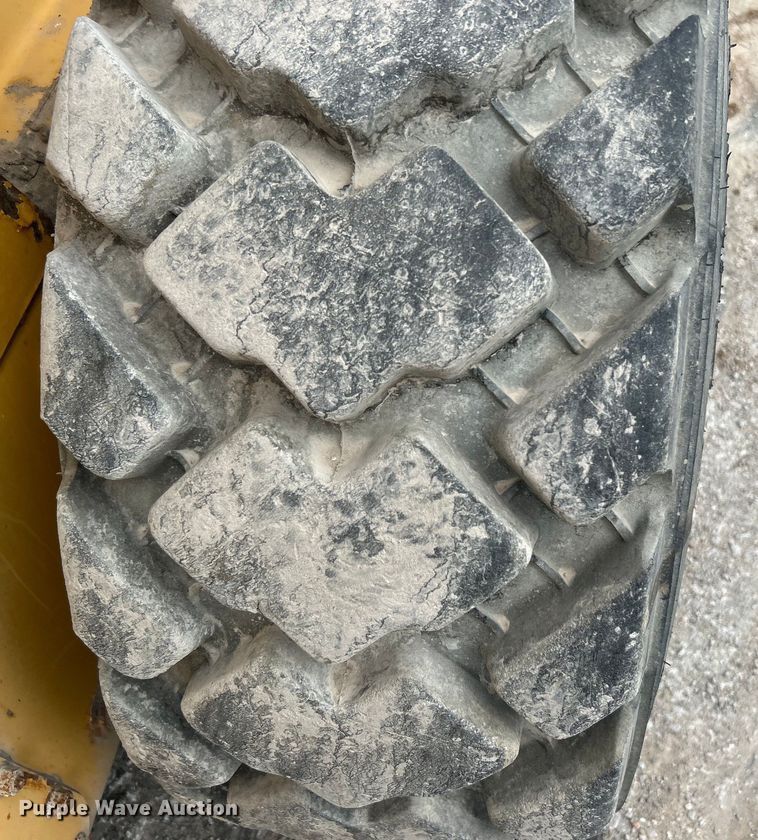 image for item DO1102 2006 John Deere 332 skid steer loader