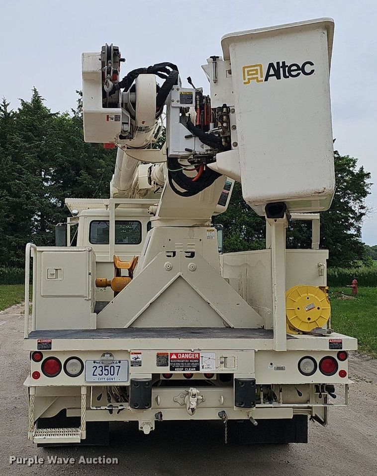 image for item DP6431 1999 Freightliner FL80 bucket truck