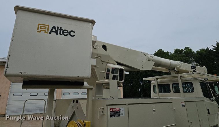 image for item DP6431 1999 Freightliner FL80 bucket truck