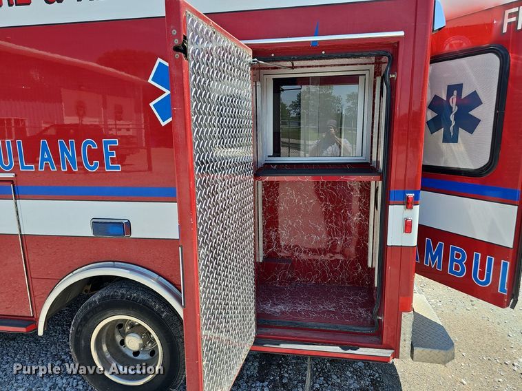 image for item DP6445 2000 Ford E450 ambulance
