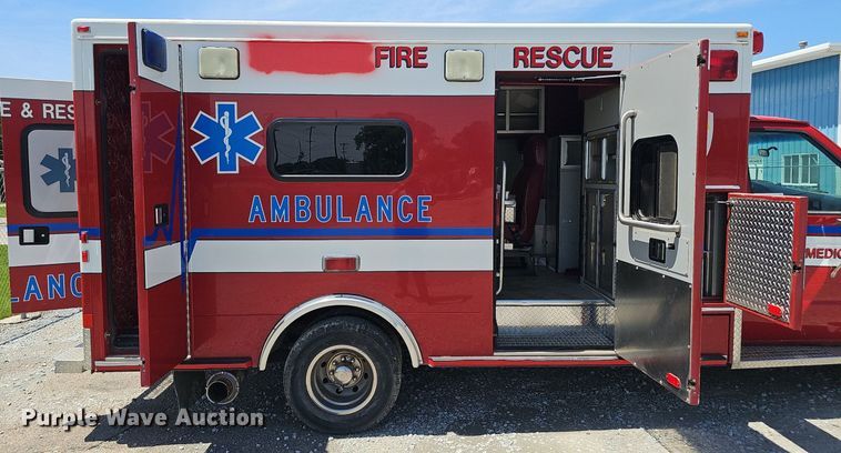 image for item DP6445 2000 Ford E450 ambulance