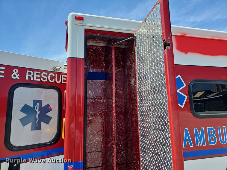 image for item DP6445 2000 Ford E450 ambulance