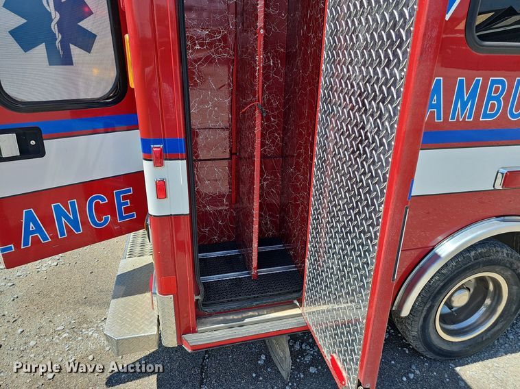 image for item DP6445 2000 Ford E450 ambulance