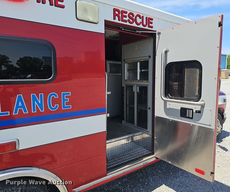 image for item DP6445 2000 Ford E450 ambulance
