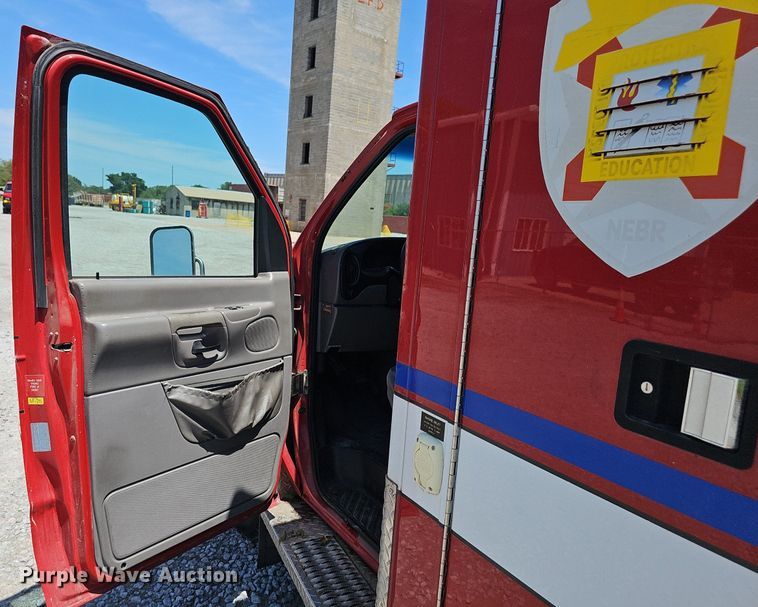 image for item DP6445 2000 Ford E450 ambulance