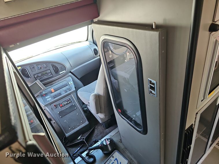 image for item DP6445 2000 Ford E450 ambulance