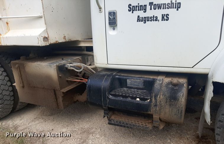 image for item DQ7119 1993 International  4900 dump truck