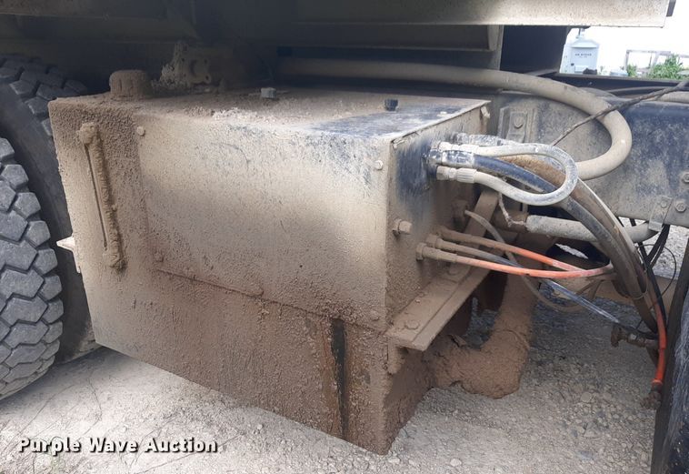 image for item DQ7119 1993 International  4900 dump truck