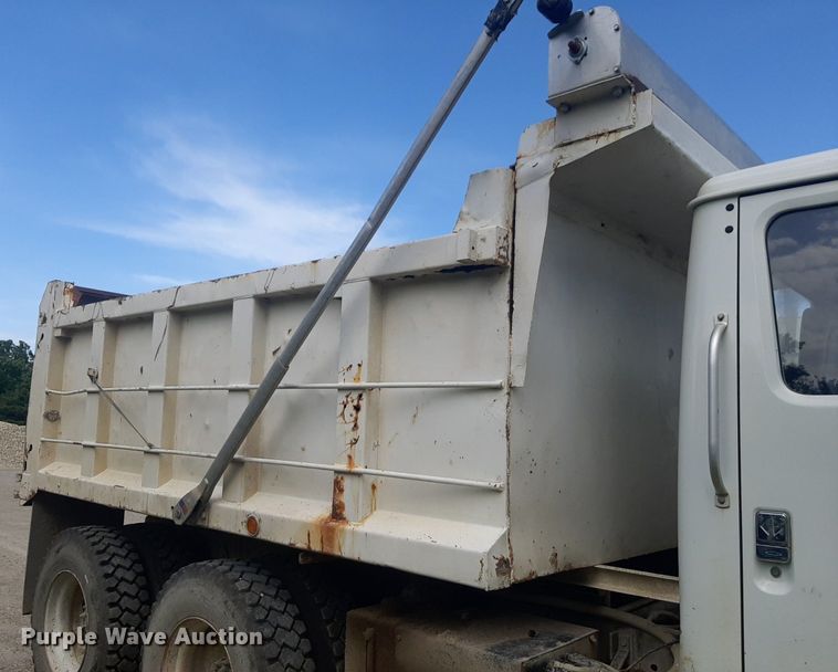 image for item DQ7119 1993 International  4900 dump truck