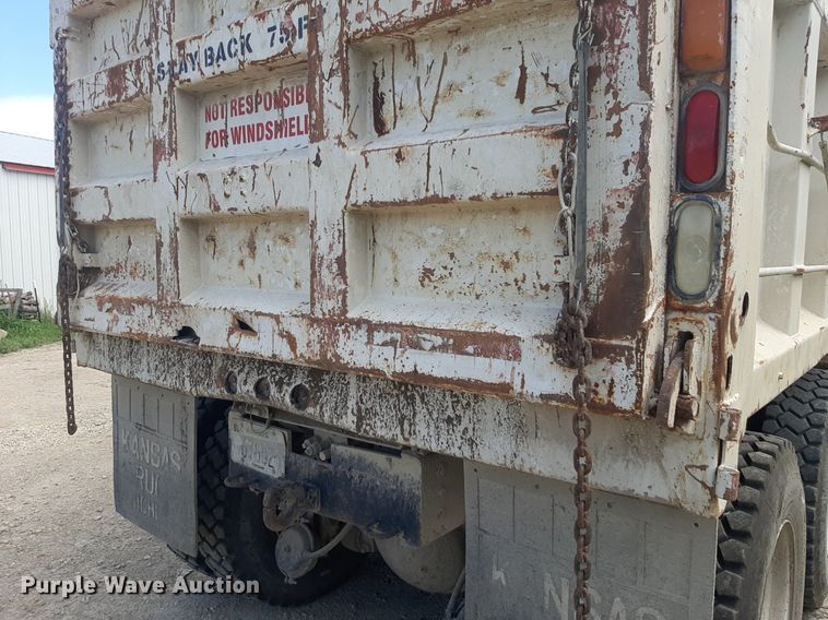 image for item DQ7119 1993 International  4900 dump truck