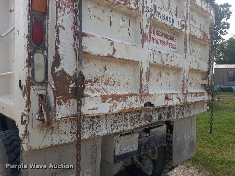 image for item DQ7119 1993 International  4900 dump truck