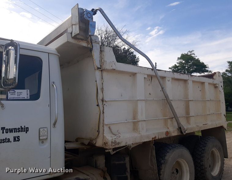 image for item DQ7119 1993 International  4900 dump truck