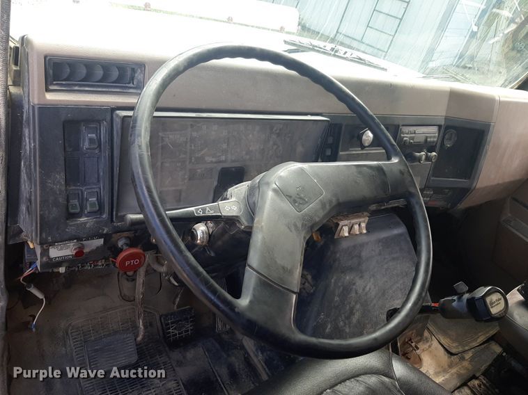 image for item DQ7119 1993 International  4900 dump truck