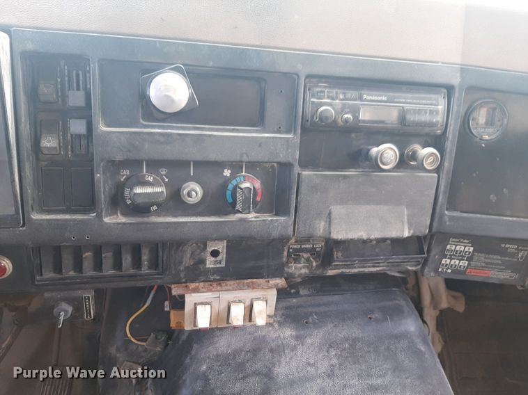 image for item DQ7119 1993 International  4900 dump truck