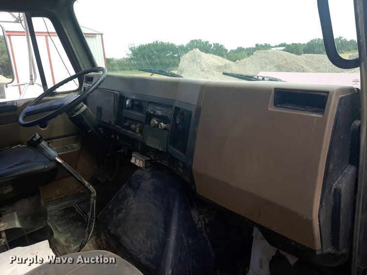 image for item DQ7119 1993 International  4900 dump truck