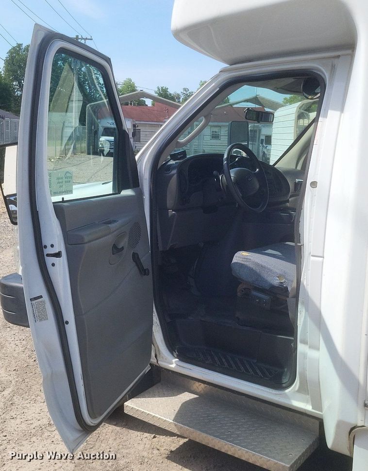 image for item DR4782 2008 Ford  E350 Super Duty shuttle bus