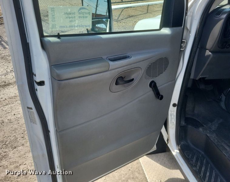 image for item DR4782 2008 Ford  E350 Super Duty shuttle bus