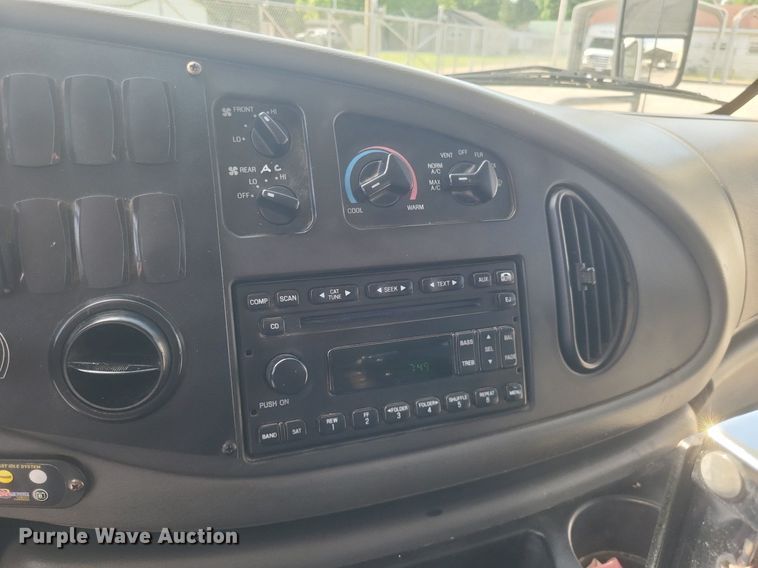 image for item DR4782 2008 Ford  E350 Super Duty shuttle bus