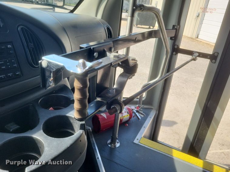 image for item DR4782 2008 Ford  E350 Super Duty shuttle bus