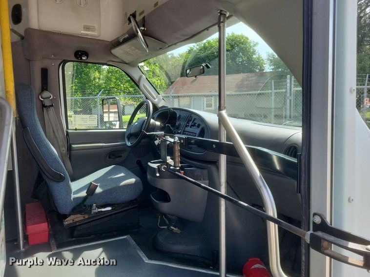 image for item DR4782 2008 Ford  E350 Super Duty shuttle bus
