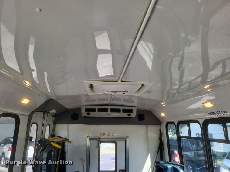 image for item DR4782 2008 Ford  E350 Super Duty shuttle bus