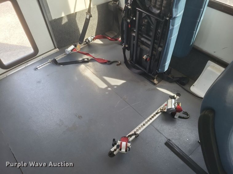 image for item DR4782 2008 Ford  E350 Super Duty shuttle bus