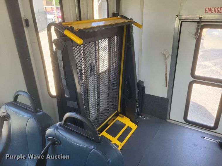 image for item DR4782 2008 Ford  E350 Super Duty shuttle bus