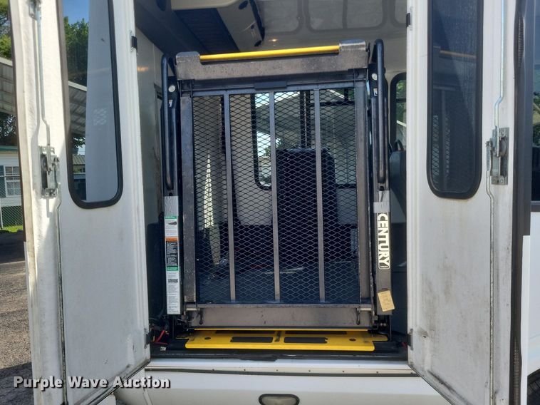 image for item DR4782 2008 Ford  E350 Super Duty shuttle bus