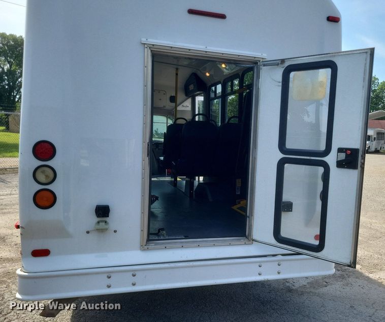 image for item DR4782 2008 Ford  E350 Super Duty shuttle bus