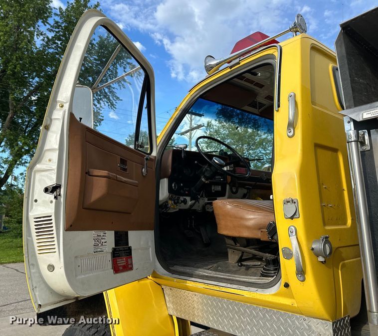 image for item DS4173 1988 GMC  TopKick 7000 fire truck