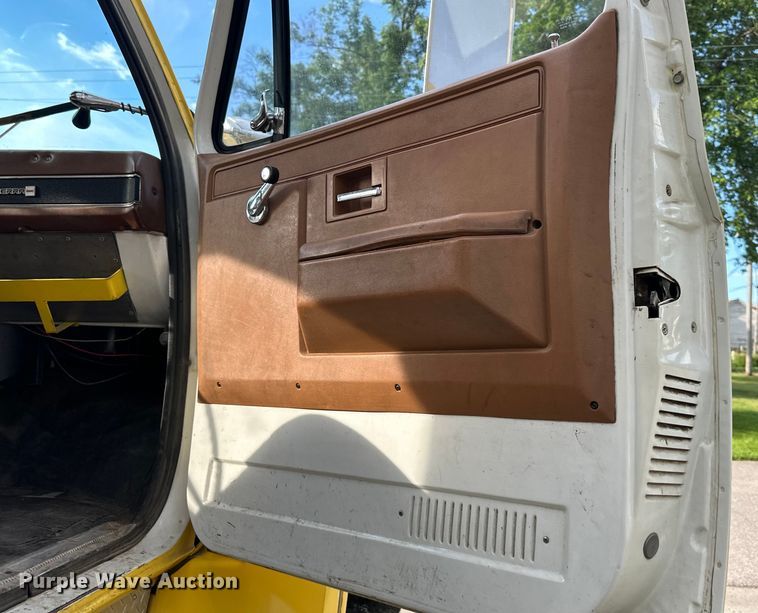 image for item DS4173 1988 GMC  TopKick 7000 fire truck